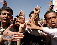 من مظاهرة بصنعاء ضد نظام صالح الذي يحكم منذ 33 عاما (الفرنسية)