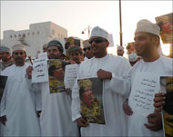 جانب من تجمع العمانيين أمام وزارة الخارجية  (الجزيرة نت)