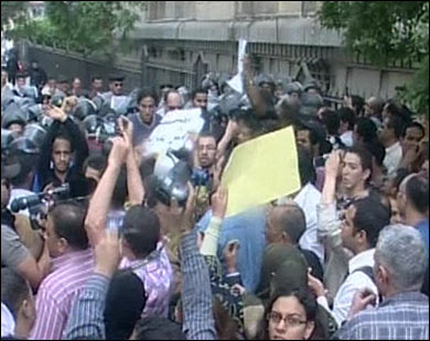 وقفة احتجاجية لأنصار حركة كفاية وسط القاهرة (الجزيرة نت-أرشيف)