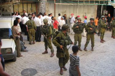 الصورة لجنود الاحتلال لمستوطنين في الخليل بحماية الجنود