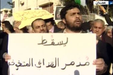 مظاهرة تندد بجرائم الحرب في ليبيا أمام السفارة الليبية بالأردن