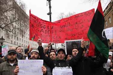 الآلاف يتظاهرون بلندن يطالبون بوقف مذابح القذافي