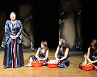 مشهد من مسرحية فوضى لفرقة المسرح الجزائري (الجزيرة نت-أرشيف) 
