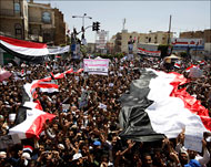 المظاهرات المطالبة برحيل صالح عمت العديد من المدن اليمنية (رويترز)