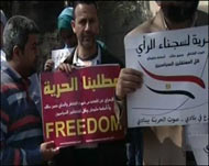 ناشطون يرفعون لافتات تحدد بعض مطالب اتئلاف شباب الثورة (الجزيرة-أرشيف)