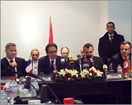 وزير السياحة مهدي حواص (الثاني من اليمين) خلال مؤتمر صحفي الأربعاء (الجزيرة)
