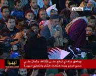 آلاف الليبيين في بنغازي صلوا الجنازة على الشهيد (الجزيرة)