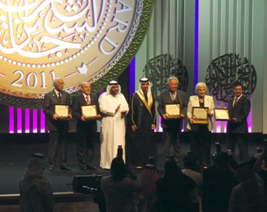 المكرمون يتوسطهم الشيخ منصور بن زايد آل نهيان في حفل توزيع الجوائز (الجزيرة)