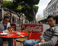  شابان جزائريان يجلسان بمقهى في العاصمة (الألمانية)