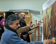 فنانون وأكاديميون شاركوا بجدارية درويش لتجسيد الثقافة الفلسطينية (الجزيرة نت)