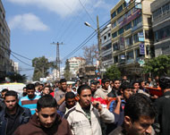 فلسطينيون يشيعون شهداء الغارات الإسرائيلية على غزة أمس (الجزيرة)