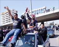 شبان يحتفلون في ميدان جمال عبد الناصر بعد يوم من إخلاء اعتصام 24 آذار(الجزيرة نت) 