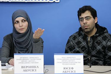 مؤتمر صحفي عقده يوسف مع زوجة أخيه للتعريف باختطاف ضرار