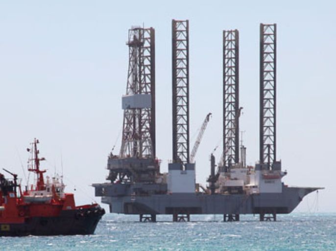 epa01729857 A tugboat equipped with firefighting canons is moored near three energy drilling platformsin the Red Sea off the coast of Egypt's Sinai Pennisula near Abu Zinema 13 May 2009.