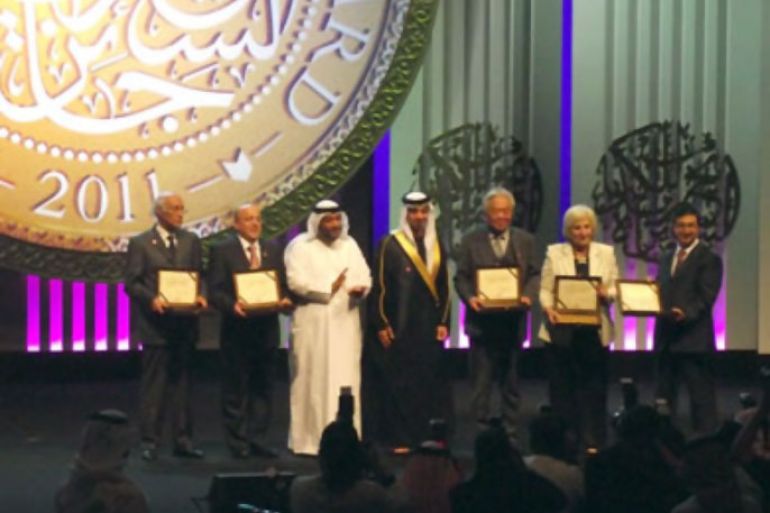 المكرمون يتوسطهم الشيخ منصور بن زايد آل نهيان في حفل توزيع جوائز جائزة الشيخ زايد.