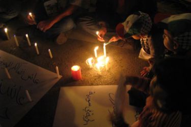 فلسطينيون يضيؤون الشموع على أرواح شهداء سورية