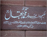 صورة لقبر إقبال حيث دفن بمدينة لاهور (الجزيرة نت)