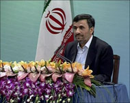 نجاد: لا تراجع عن برنامج إيران النووي (أرشيف) 