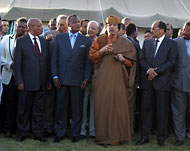 القذافي(وسط) يستقبل وفد الوساطة الأفريقية فثي طرابلس 10 أبريل نيسان 2011 (الأوروبية)
