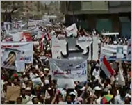 المتظاهرون طالبوا بمحاكمة صالح ورموز نظامه (الجزيرة)