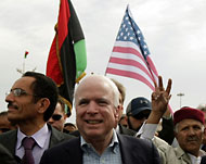 السيناتور الجمهوري الأميركي جون ماكين خلال زيارته لمدينة بنغازي 22 أبريل/ نيسان الماضي (رويترز)