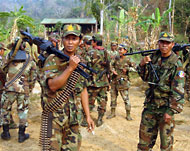  جنود كمبوديون مرابطون على الحدود مع تايلند خلال الشهر الماضي (الفرنسية) 