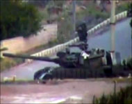 قوات أمن تدعمها مدرعات ودبابات تدخل مدينة درعا (الجزيرة)
