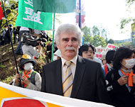 أحد الناجين من كارثة تشرنوبيل يشارك بمظاهرة في طوكيو ضد استخدام الطاقة النووية (الفرنسية)