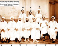 الشيخ بن باديس في صورة مع أعضاء جمعية العلماء (الجزيرة نت- أرشيف)