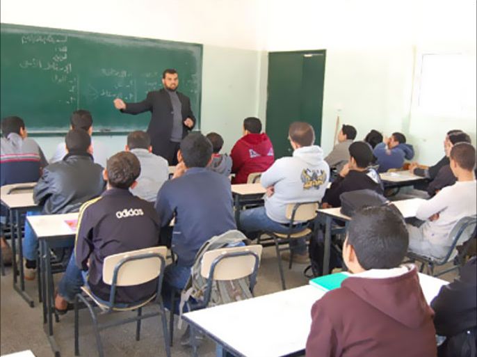 صور للطلاب أثناء تلقيهم محاضرة تثقيفية أمنية في مدرسة سامي العلمي شمال مدينة غزة