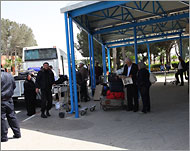 عدد من المسافرين أثناء خروجهم من صالة معبر رفح (الجزيرة نت-أرشيف)