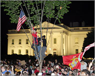 من احتفالات المواطنين الأميركيين أمام البيت الأبيض بعد الإعلان عن مقتل بن لادن (رويترز) 