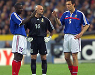 
لوران بلان (يمين) وفابيان بارتيز (وسط) وليليان تورام بمباراة لمنتخب فرنسا عام 2000 (الفرنسية)