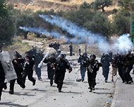 شرطة الاحتلال تلقي قنابل الغاز المدمععلى الفتية الفلسطينيين (الفرنسية)