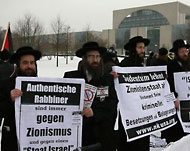 يهود مناهضون للصهيونية يتظاهرون أمام المستشارية الألمانية ضد نتنياهو (الجزيرة نت) 