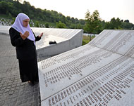 بوسنية تقرأ الفاتحة على أرواحضحايا المجزرة (الفرنسية) 