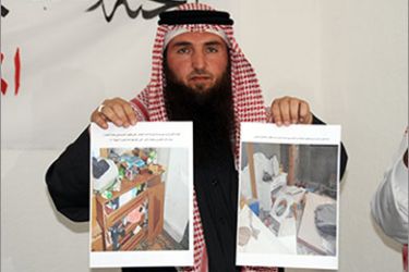 الشيخ وسام العموش القيادي في التيار يرفع صور لاثار مداهمات قال إنها جرت لبيوت منتمين للتيار