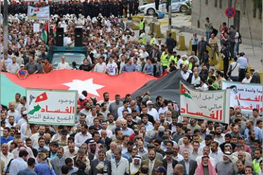 المتظاهرون يرفعون العلم الاردني الكبير في ميدان جمال عبد الناصر