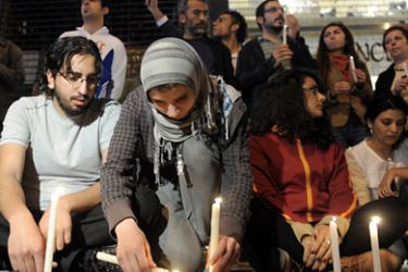 epa Lebanese and Syrian activists light candles to commemorate the victims who were killed during the recent unrest in Syria, at Hamra street in Beirut, Lebanon, 29 April 2011.