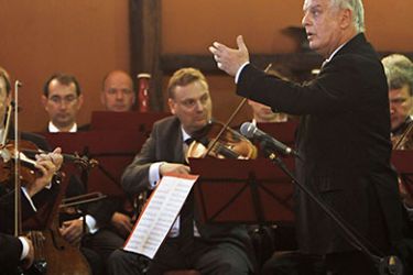 epa02715772 Israel-Argentine Maestro Daniel Barenboim (R), UN Messenger of Peace, conducts the 'Orchestra for Gaza', an orchestra of European musicians, during the 'Peace Concert' at the Al Mathaf Cultural House in Gaza City, Gaza Strip, 03 May 2011. The 'peace concert' marks the first-ever performance in Gaza by an international