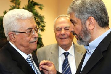 Hamas leader Khaled Meshaal (R) talks with President Mahmoud Abbas (L) during their meeting in Cairo May 4, 2011. Abbas said on Wednesday Palestinians were turning a "black page" on division at a ceremony in Egypt to heal a four-year rift between his Fatah movement and Islamist group Hamas.