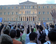 جموع المتظاهرين أمام البرلمان اليوناني في أثينا احتجاجا على خطة التقشف (الجزيرة)
