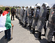 عناصر أمن الحكومة المقالة منعت المتظاهرين من الوصول إلى معبر بيت حانون (الجزيرة نت)
