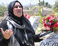 والدة خالد سعيد تحيي ذكراه عند قبره (رويترز)