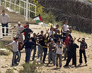 المشاركون باحتجاجات الجولان يوم الأحد قبل استهدافهم برصاص الاحتلال (الفرنسية)