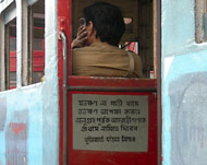 شعر بنغالي ملصق على حافلة في كلكتا (الألمانية)