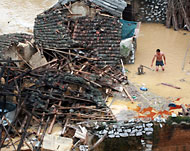 منزل دمرته الفيضانات في بلدة لايبين (الفرنسية)