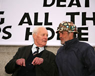 براين مع الوزير والنائب السابق توني بين في إحدى المظاهرات ضد الحرب على العراق (الجزيرة نت)