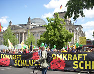 
تظاهرة في ألمانيا للمطالبة بإغلاق المفاعلات النووية (الجزيرة نت)تظاهرة في ألمانيا للمطالبة بإغلاق المفاعلات النووية (الجزيرة نت)