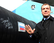الرئيس الروسي ديمتري ميدفيدف إلى جانب أنبوب الغاز 